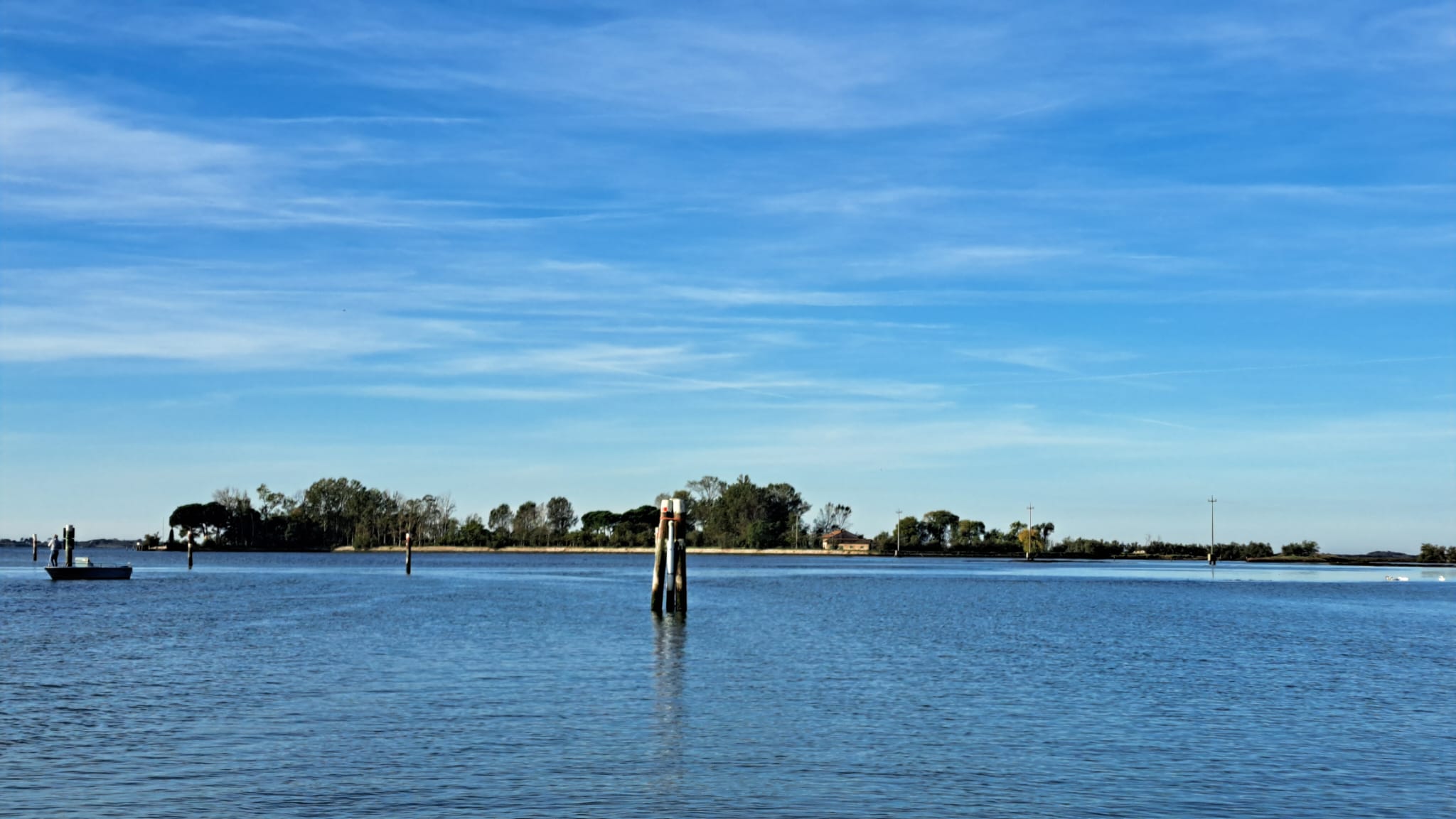 foto dell'isola venendo dal canale