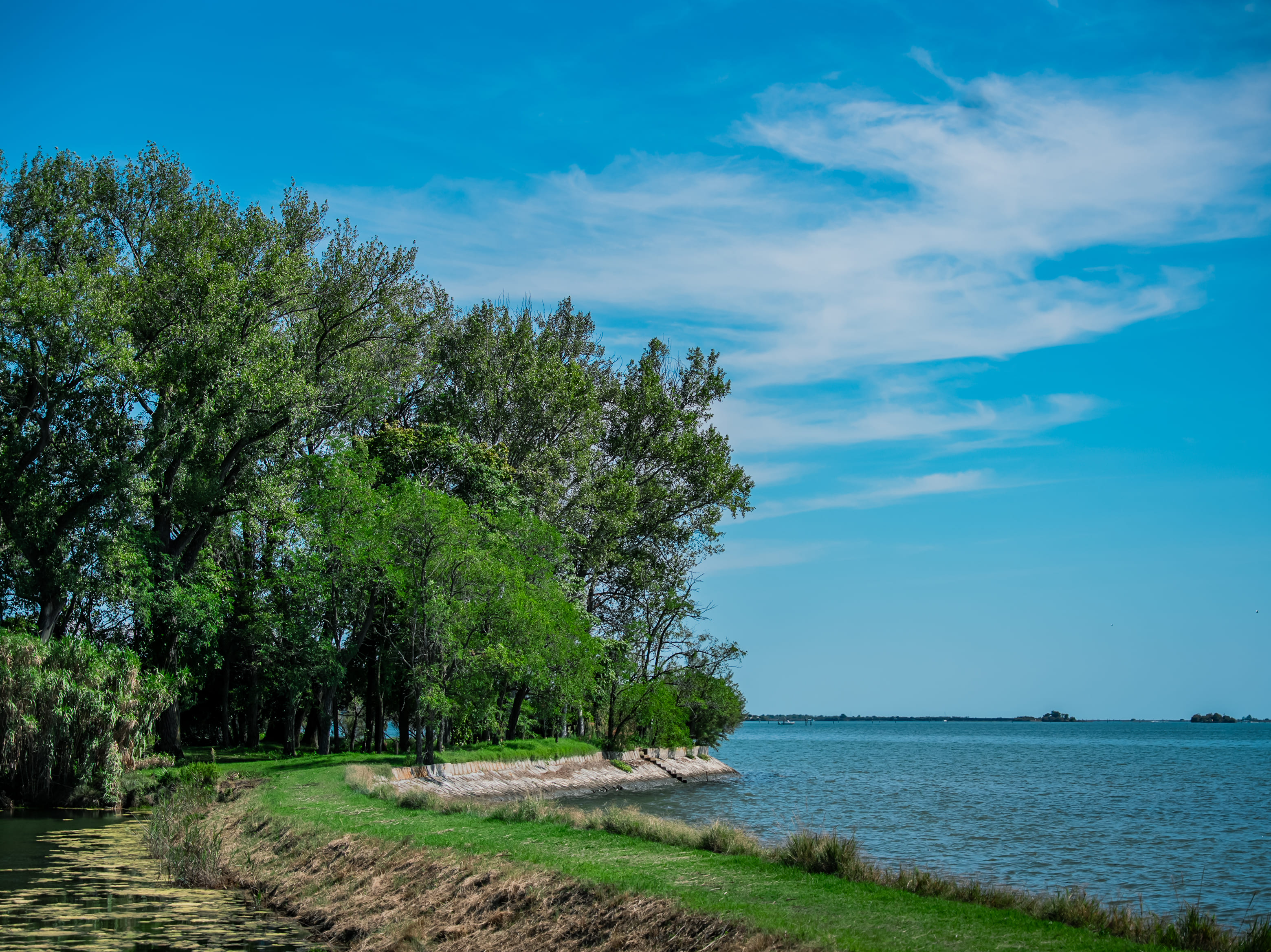 Veduta dell'argine e della laguna
