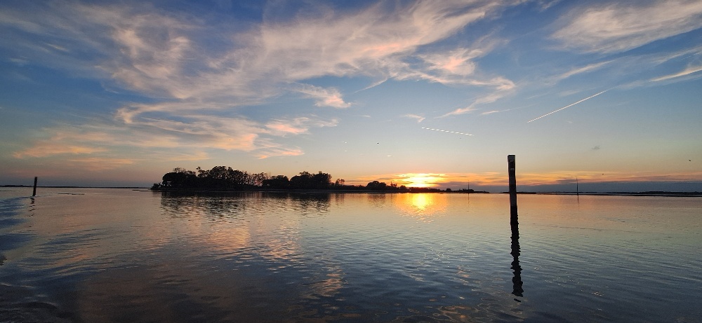 Veduta dal canale dell'isola al tramonto